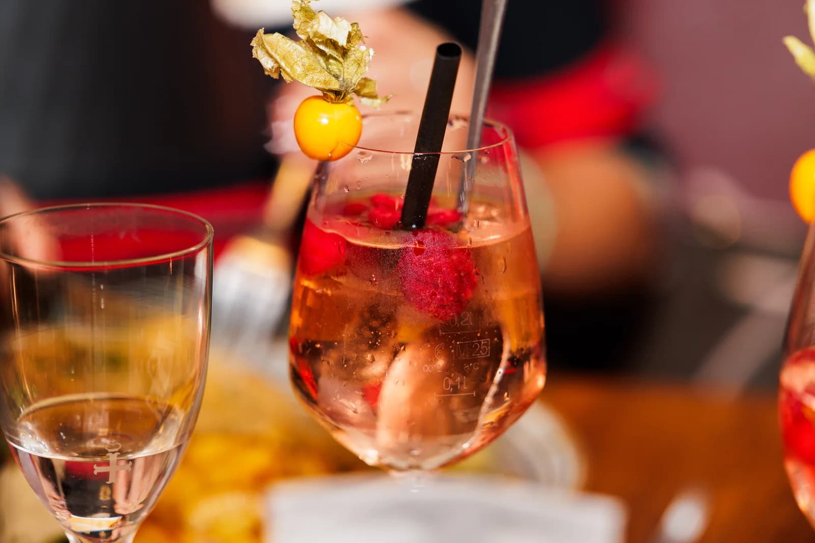 Frisch gemixte Cocktails mit Früchten auf einem Tisch im Brauhaus