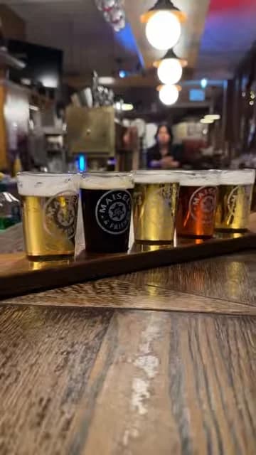 Ein Probierbrett mit verschiedenen Bieren auf der Brauhaustheke