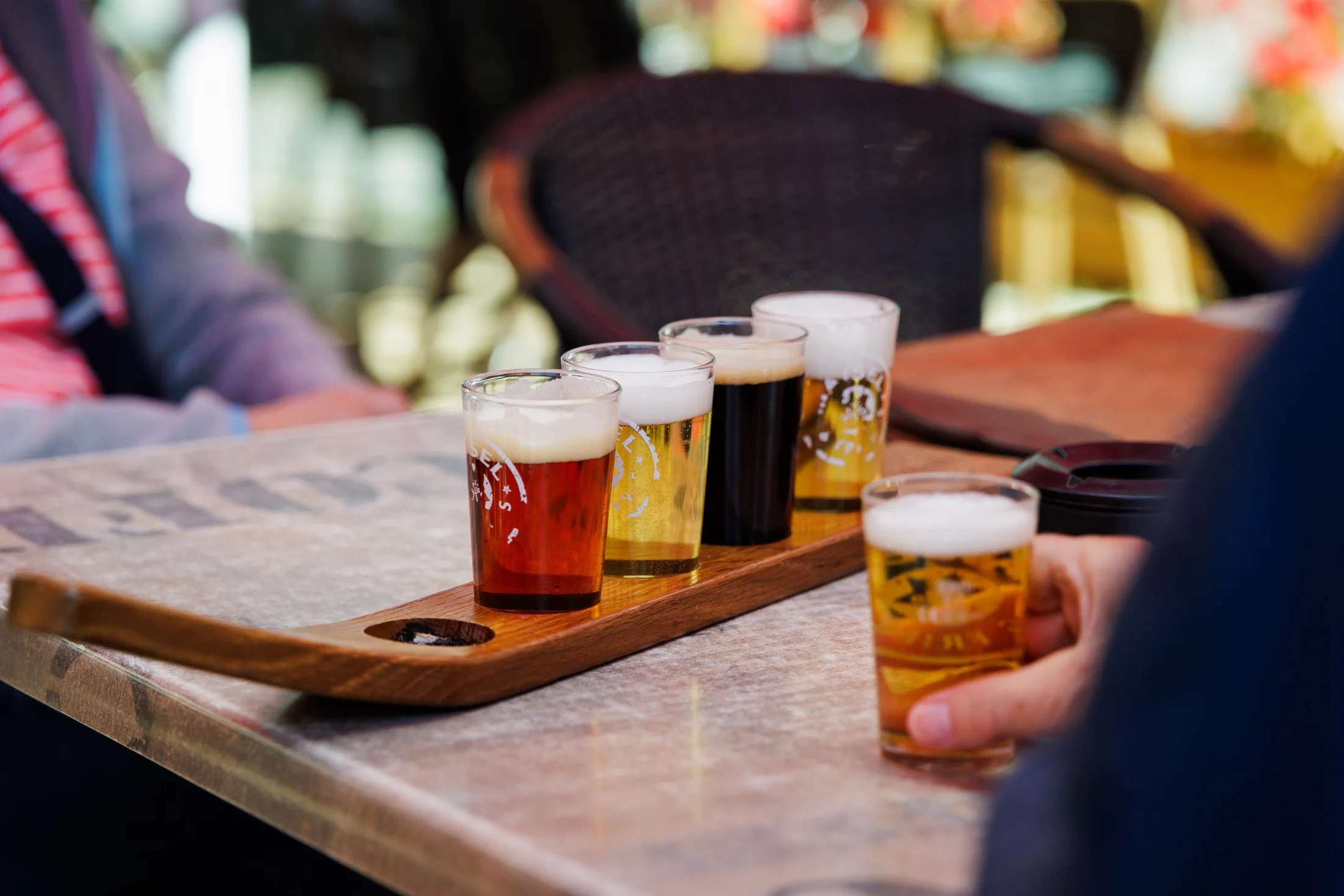 Ein Probierbrett mit frisch gezapften Bieren auf dem Tisch im Brauhaus
