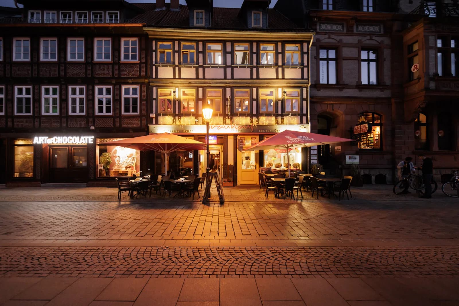 Die beleuchtete Fachwerkfassade des Brauhauses Wernigerode in der Breiten Straße