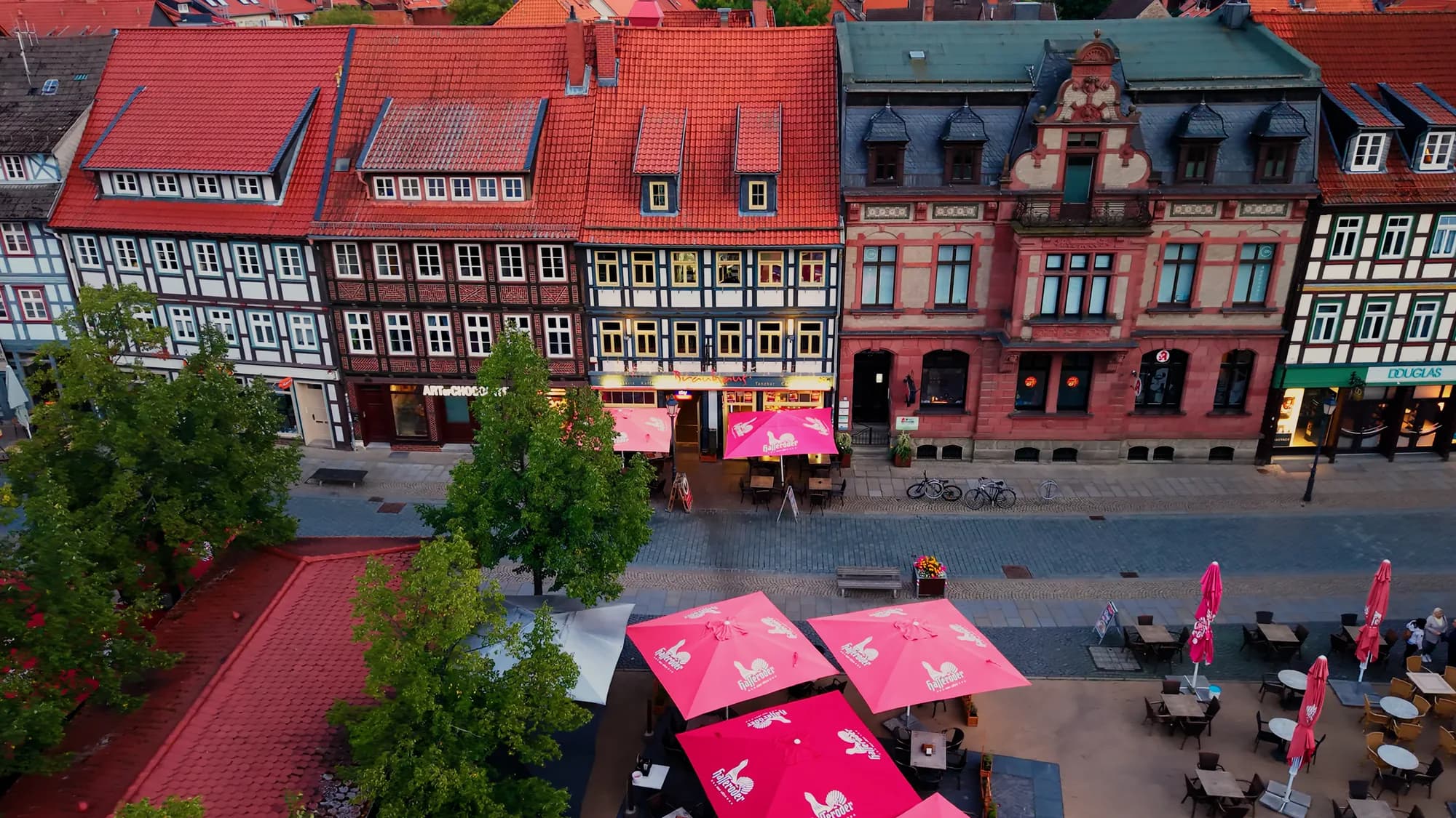 Blick von oben auf die Fachwerkfassade und die Bierterrasse des Brauhauses an der Breiten Straße