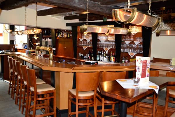 Holztheke und Zapfhähne im Brauhaus
